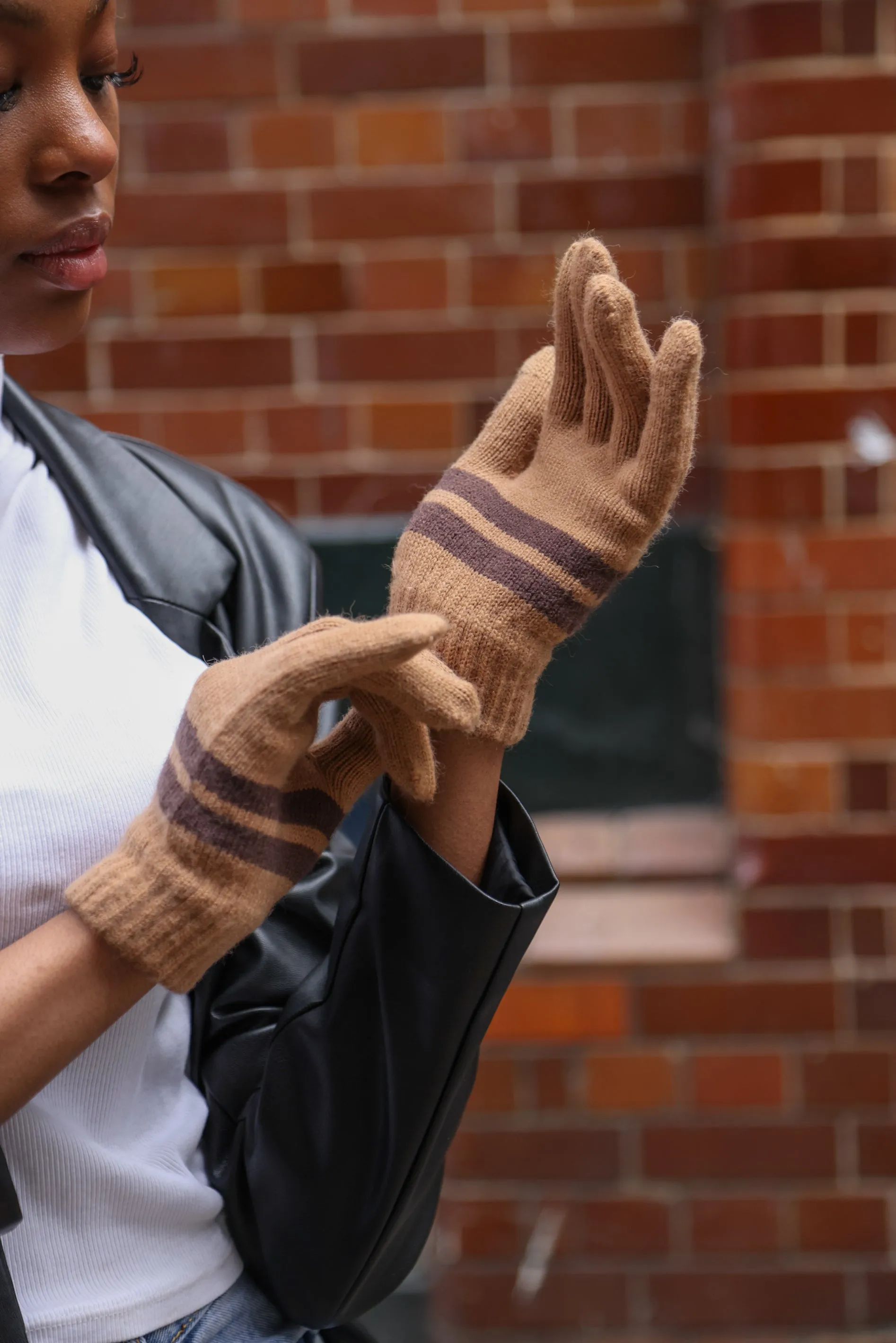 Knitted Stripe Gloves in Brown